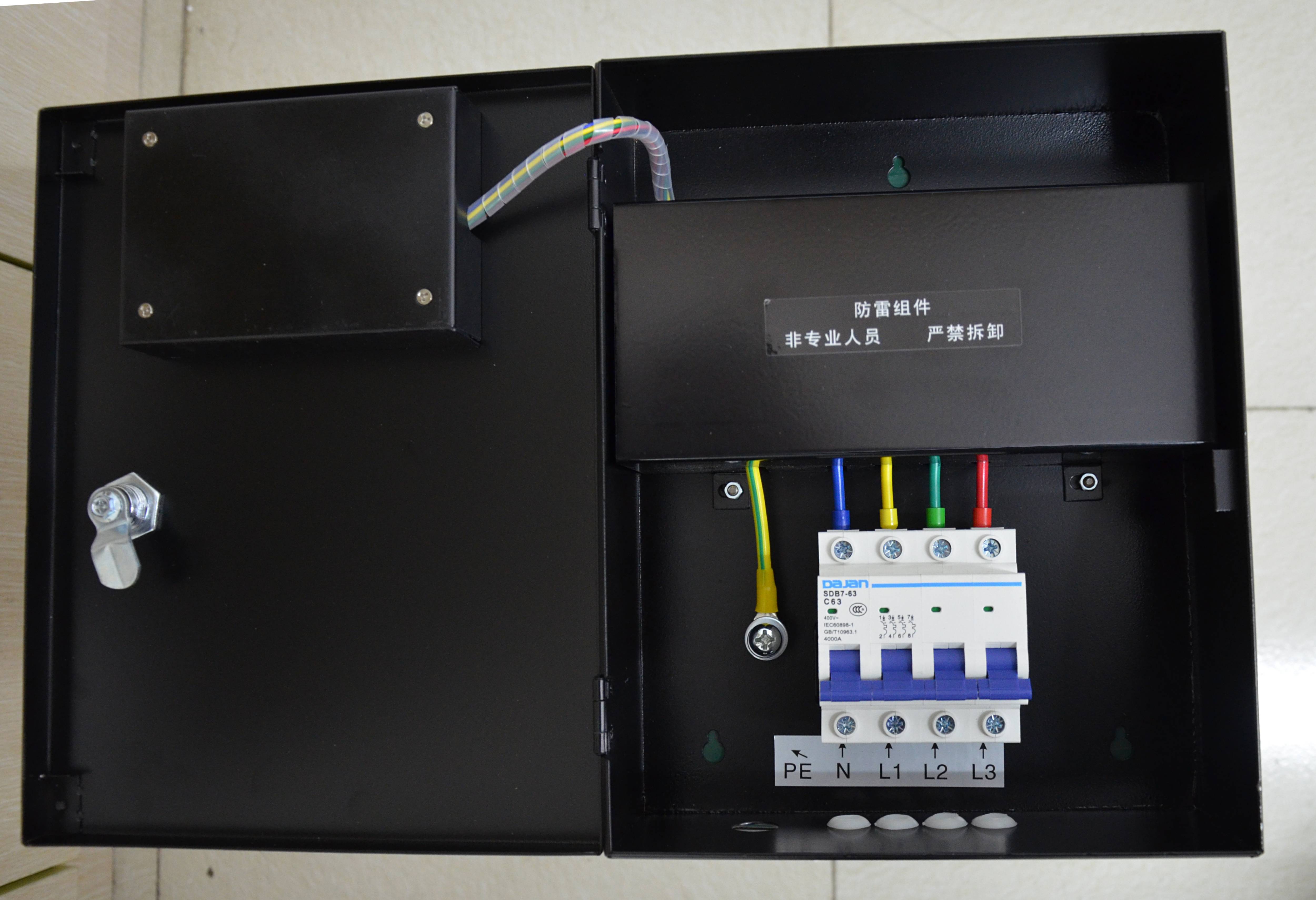 三相電源防雷箱（數碼管、翻蓋式）內部照.jpg